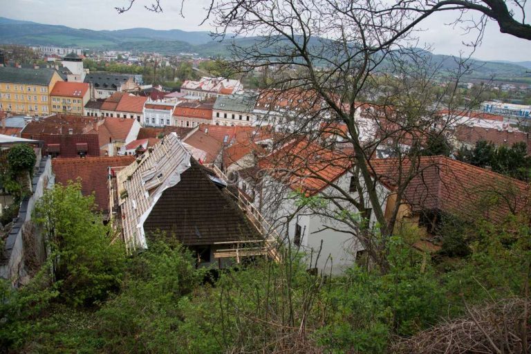 Oprava strechy na Katovom dome v Trenčíne pokračuje