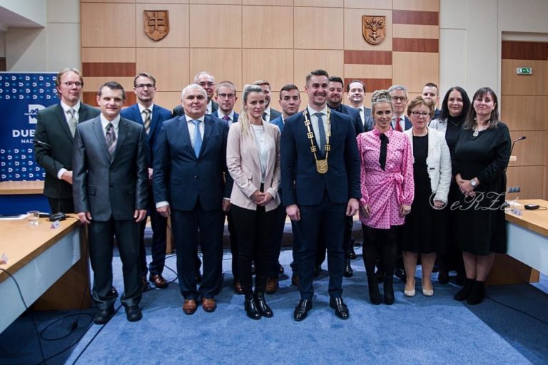 Novozvolený primátor a novozvolení poslanci MsZ v Dubnici nad Váhom zložili sľub