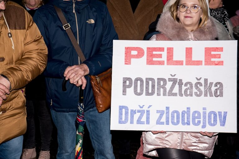 Hnev bol cítiť na Námestí Ľ. Štúra v Trenčín na proteste „Zastavme ich spoločne“