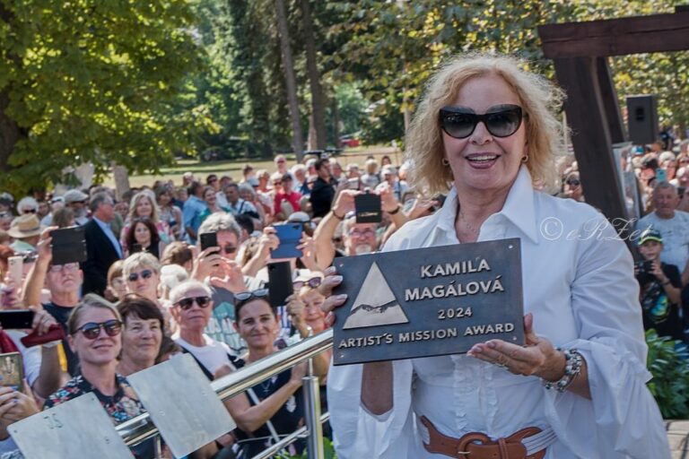 Pani Kamila Magálová a páni Luděk Sobota a Jiří Suchý v Trenčianskych Tepliciach