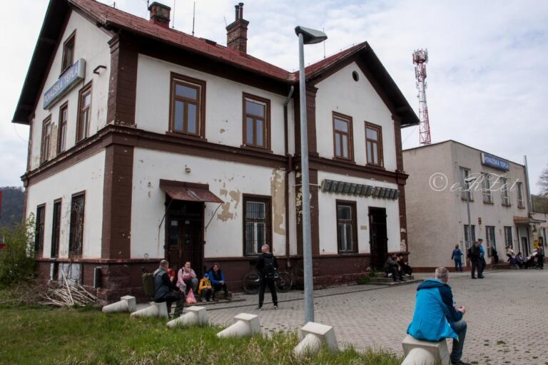 Budovy železničných staníc chátrajú