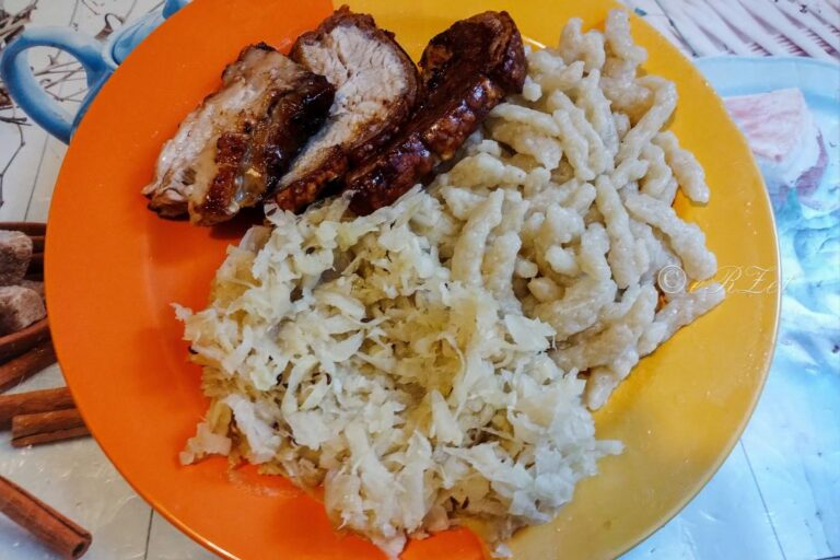 Pomaly pečený bôčik a kalerábová kapusta