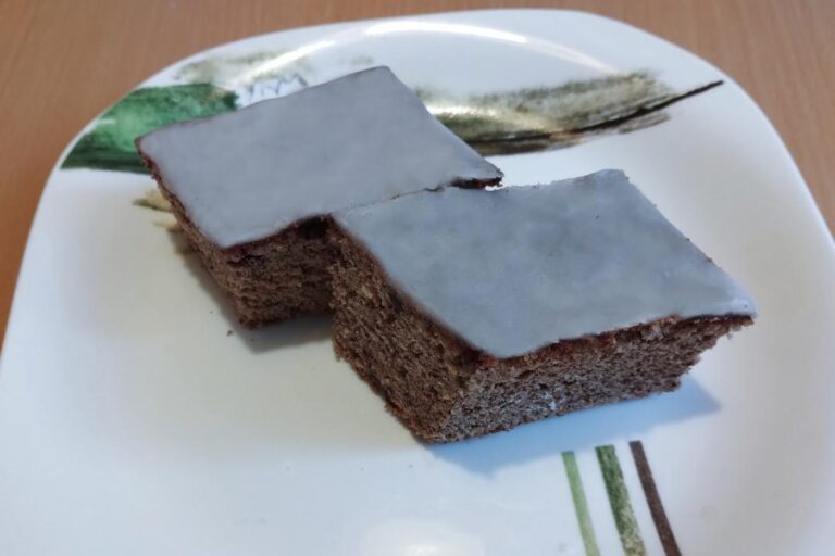 Čokoládové „kocky“ s cukrovo-rumovou polevou