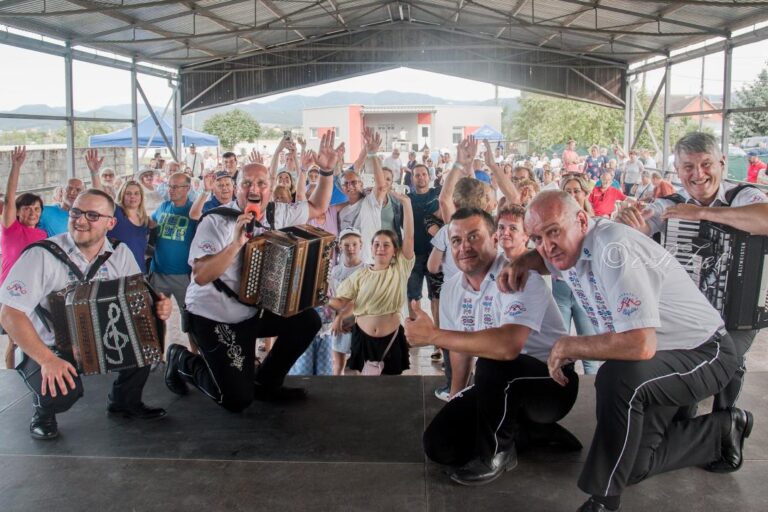 Moštenskí Pajtáši roztancovali sviatočné Kameničany