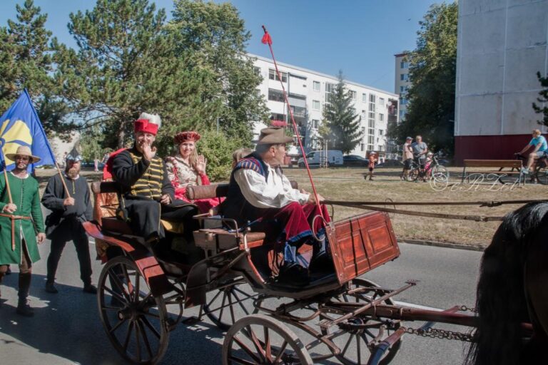 Dobový sprievod pred Ilešháziovskými panskými hodmi Dubnicou nad Váhom